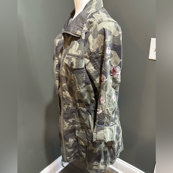 Jade & Ivory Camo lightweight jacket sleeves are embroidered with flowers medium - Picture 13 of 15